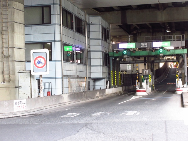 ETCゲートでは前の車と距離を取る
